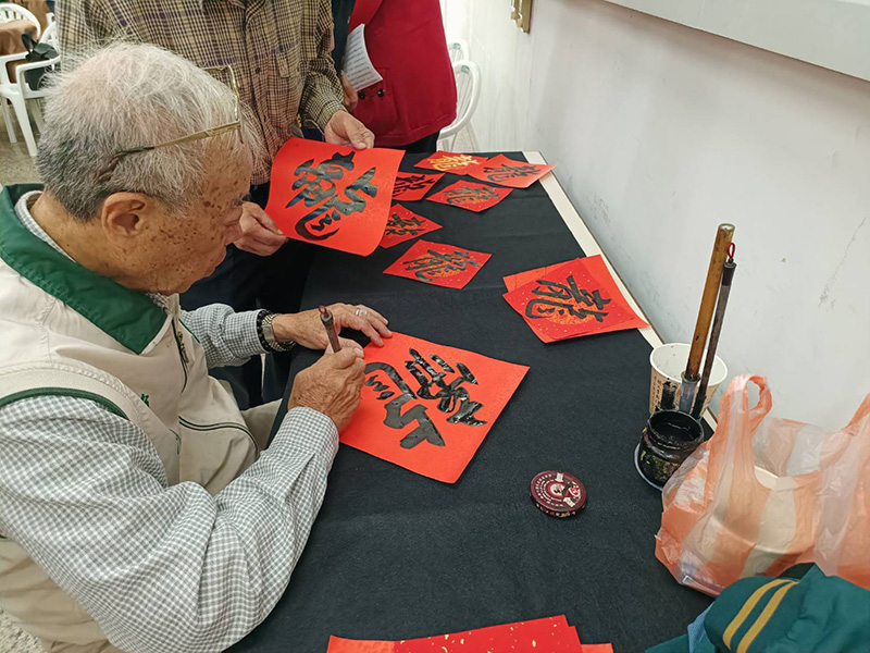 書法名家盧柏榕老師於今天記者會現場揮毫。（圖／台南安平開台天后宮提供）