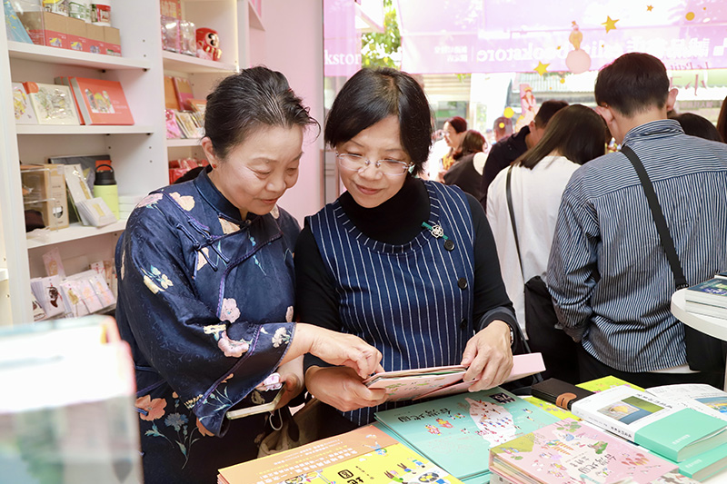 「誠品書店新港培桂堂限定店」僅10坪，一月試營運就吸引當地居民、遊客聞書香。（圖／嘉義縣政府文觀局提供）