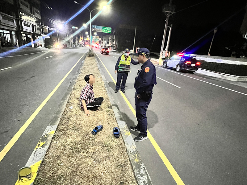 員警在執行勤務時發現一名女子躺臥在嘉朴公路安全島上，警方立即進行關懷。（圖／嘉義縣警察局水上分局提供）