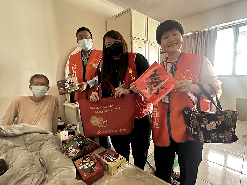 台電台南區處至創世基金會及華山基金會捐贈救助金,並偕同華山基金會一同拜訪獨居老人。(圖/台灣電力公司台南處提供)