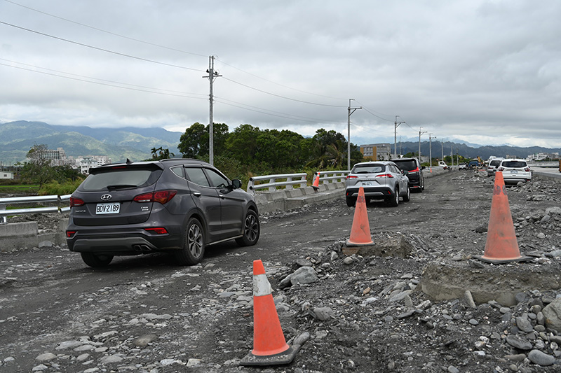 目前工程進度符合目標，預定4月底完工通車，以時速40通行約需2分多鐘，直線路程相當便利。（圖／台東縣政府提供）