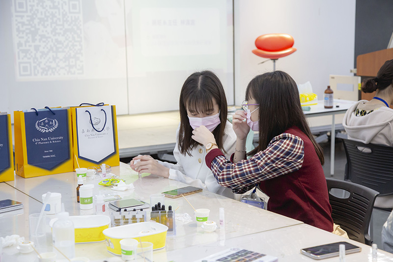 學員開心製作專屬自己味道的益生菌藥粧品。（圖／嘉南藥理大學提供）