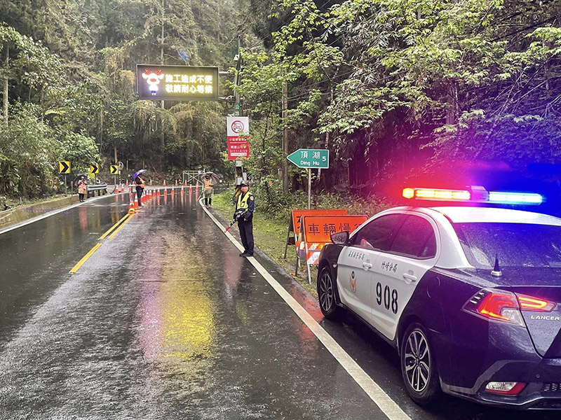 嘉義縣警局竹崎分局預期將有大量遊客前往本縣各大景點,故提醒民眾可參考建議交通措施,快樂出遊平安返家。(圖/嘉義縣警局竹崎分局提供)