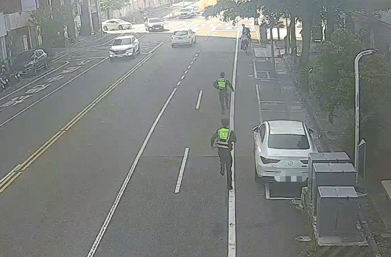 楊姓通緝犯見警慌張逃逸,最後還是被快腿員警緝捕歸案。(圖/台南市警察局第一分局)