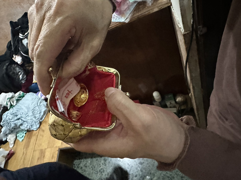 最後在家中雜物旁尋獲遺失之金元寶,鄭姓婦人非常感謝員警耐心的協助尋找。(圖/嘉義縣警察局中埔分局提供)