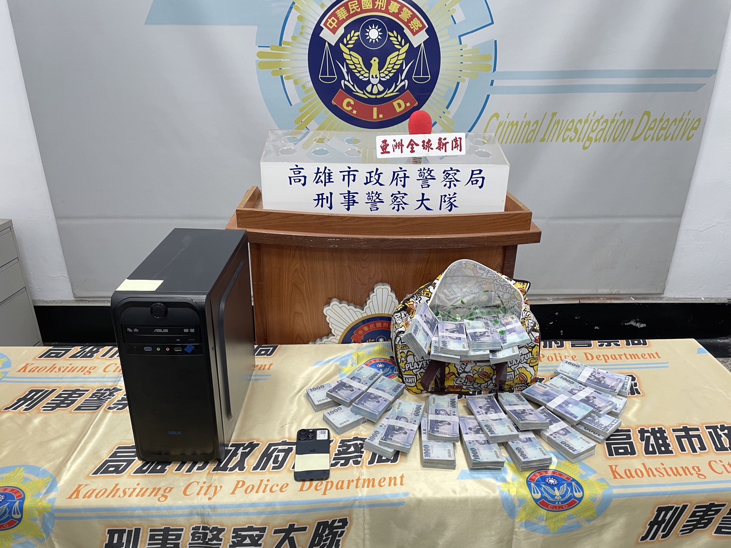 警方逮捕詐團鄭姓車手時查扣手機、桌上電腦、新臺幣28萬餘元、千元面額玩具鈔7829張。(記者張翔翻攝)