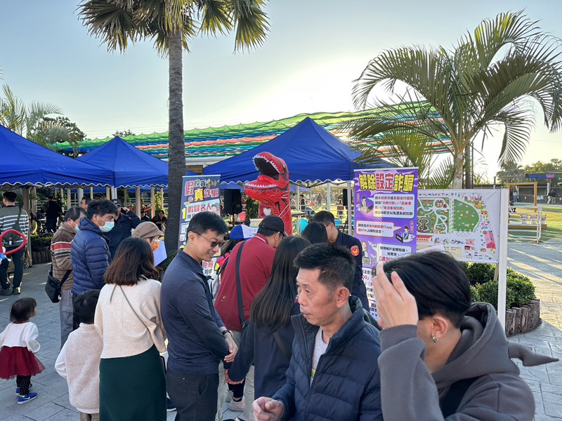 民雄打詐隊趁年假到人潮眾多的三隻小豬觀光農場舉辦反詐騙宣導活動。(圖/嘉義縣警察局民雄分局提供)