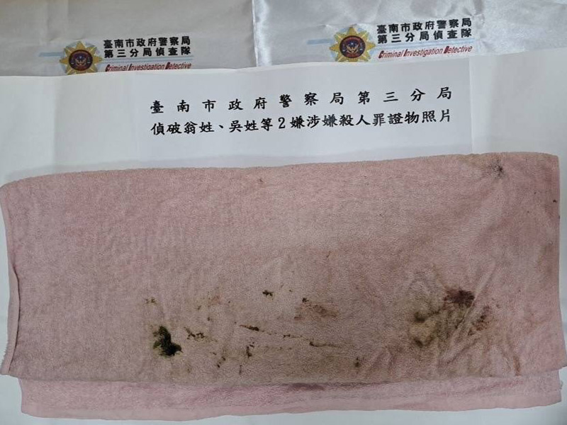 警方專案小組在嫌犯租屋處查扣剪斷臍帶之剪刀、手機等相關證物。(圖/台南市警察局第三分局提供)