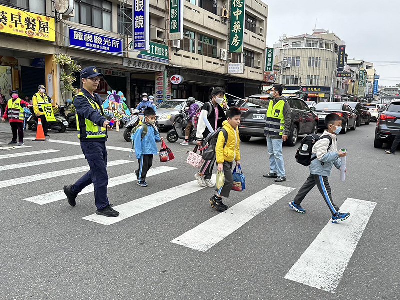 開學日嘉縣警出動守護兒少安全，同時宣導反詐騙及車輛慢看停、行人安全等政策。（圖/嘉義縣警察局提供）