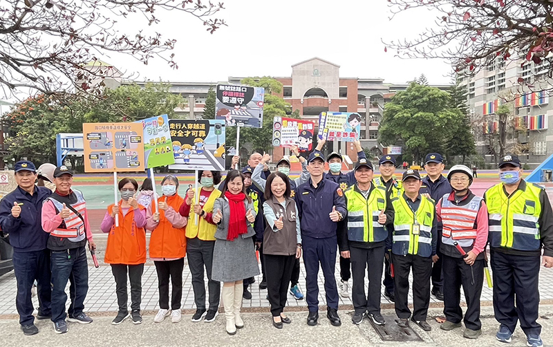 開學日嘉縣警出動守護兒少安全，同時宣導反詐騙及車輛慢看停、行人安全等政策。（圖/嘉義縣警察局提供）