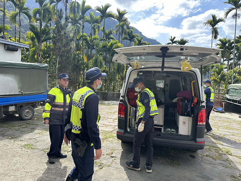 消防局救護車將陳翁送至大林慈濟醫院診治。（圖/嘉義縣警察局竹崎分局提供）