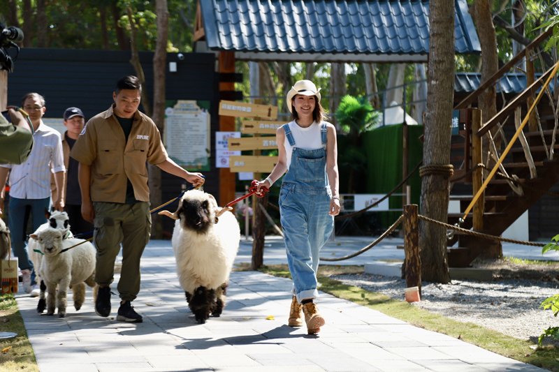 萌寵家族園長葉欣寧帶著超萌「笑笑羊」熱情迎賓。（圖/嘉義縣政府提供）