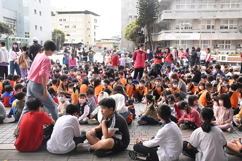 澎湖縣長陳光復在縣府前廣場發送寶寶龍提燈給民眾及幼稚園小朋友。（記者張翔翻攝）