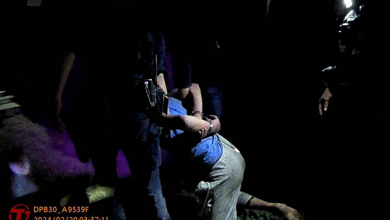 李男遭圍捕時竟持滅火器反抗,所幸警方利用人數優勢將其圍捕壓制,依相關罪證移送法辦。(圖/台南市警察局第二分局提供)