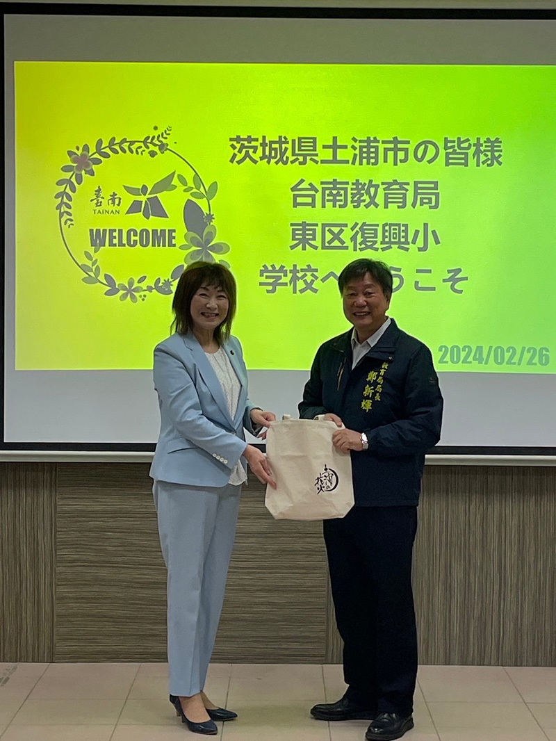 教育局鄭新輝局長致贈土浦市市長安藤真理子(左)紀念品。（圖／台南市政府教育局提供）