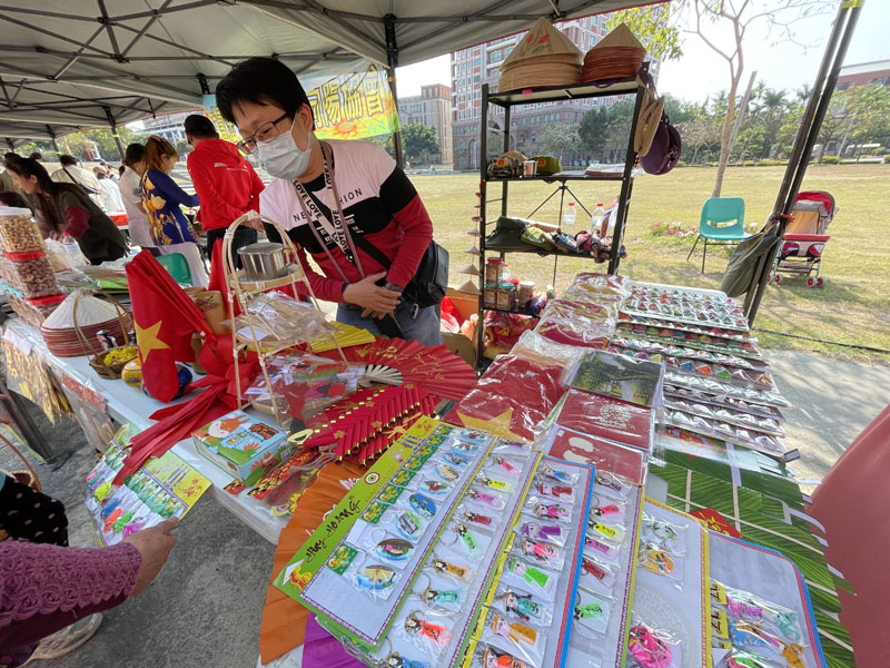 越南的美食攤位也有販售一些特色紀念品，相當可愛(圖/統一慈善基金會提供)