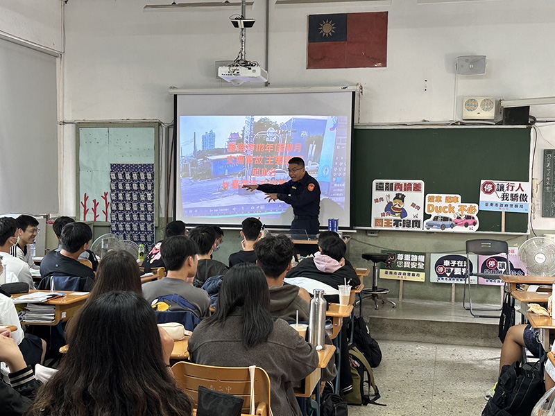 警方用交通影片及生動的解說，讓學生提高興趣聆聽。（圖／台南市警察局第五分局提供）