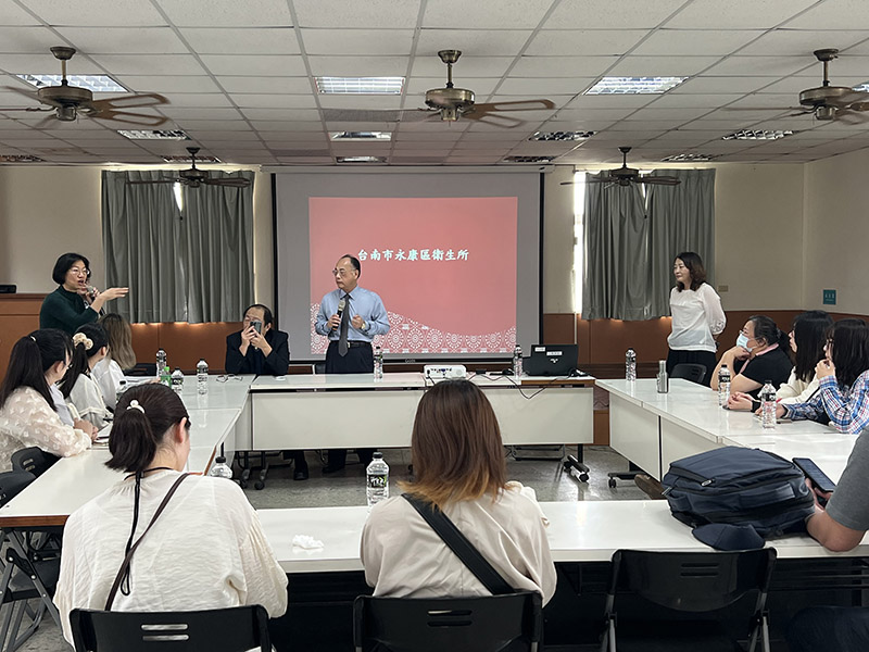 台南市衛生局副局長黃文正向足利大學師生進行台灣基層醫療簡報。（圖／中華醫事科大提供）