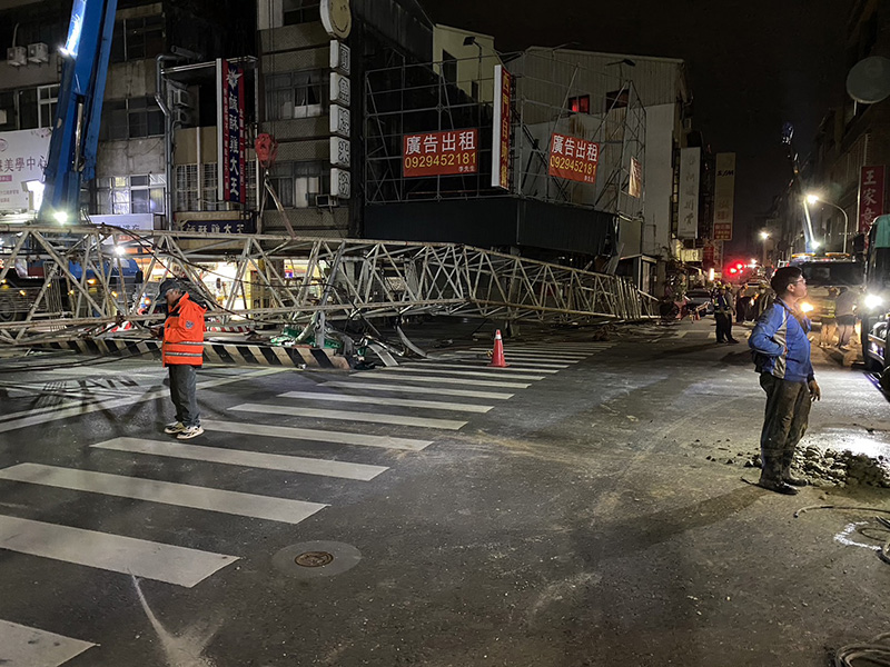 第一時間趕赴現場之吊車因無法負荷，晚間8:10分發生倒塌，所幸無人傷亡。（圖／台南市政府提供）