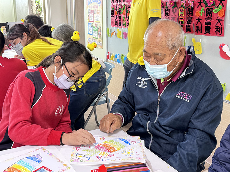 布袋衛生所醫事C據點長輩與學童共同完成「手指畫好彩頭」，讓學童認識老化、同理老化。（圖／嘉義縣政府衛生局提供）