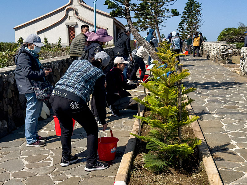 澎管處響應3月12日植樹節植樹活動，共創植感海島。（圖／澎湖國家風景管理處提供）