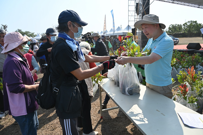 臺東縣政府植樹月活動現場準備3000株樹苗供民眾索取，邀民眾一起種樹愛臺東。(圖/臺東縣政府提供)