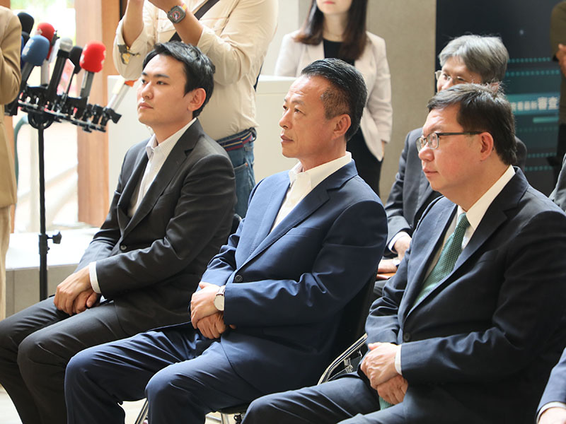 行政院副院長鄭文燦18日上午率相關單位宣布台積電先進封裝廠將進駐嘉義科學園區。(圖/嘉義縣政府提供)