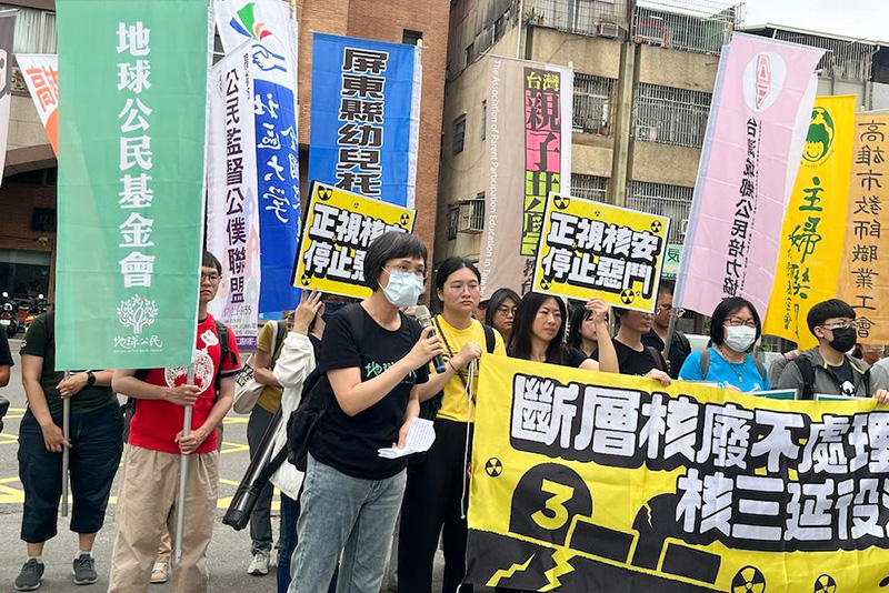 民間團體齊集國民黨高雄市黨部前，表達強烈的憤怒，呼籲國民黨正視核安，停止惡鬥。（記者吳文欽攝）