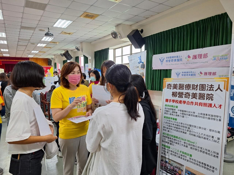 敏惠醫專舉辦校園徵才就業博覽會，多家醫療機構現場徵才，邀請優秀畢業生加入醫療服務行列。（圖／敏惠醫專提供）