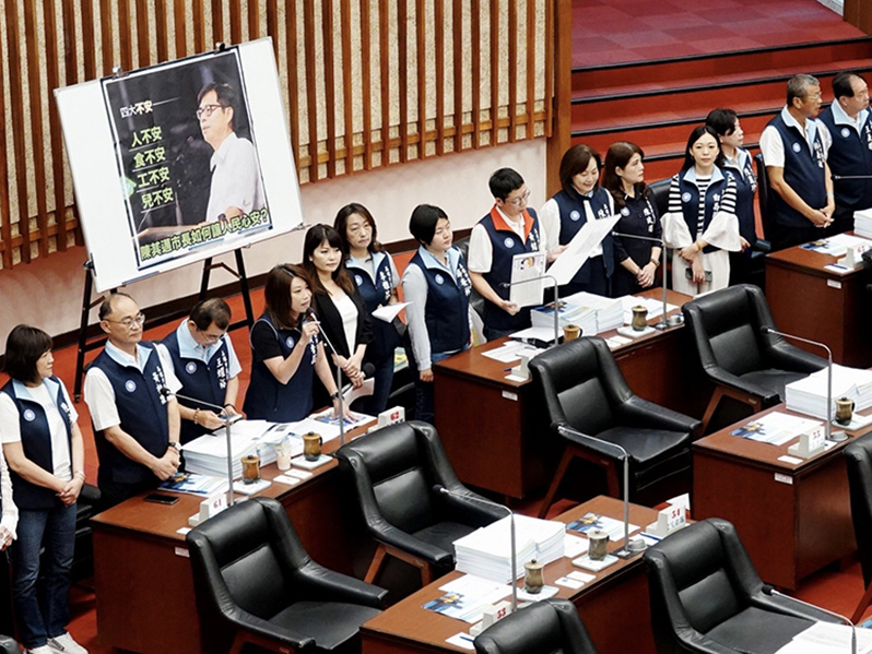 高雄市議會一日舉行市長施政報告與質詢議程，三黨團關注食安、工安及兒安等議題。（記者吳文欽攝