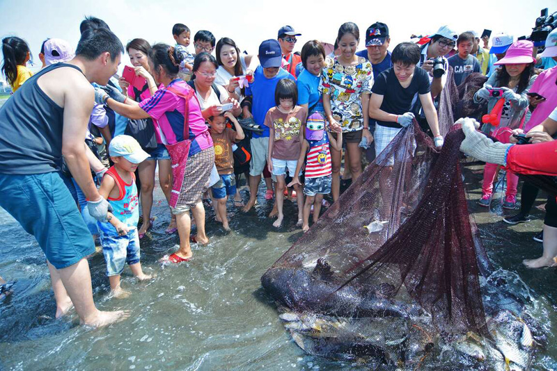 觀光局推薦北高雄海線四區親子遊程，讓大小朋友在連假期間暢遊海線魅力風光。（記者吳文欽攝）