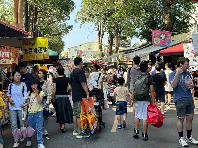 今年清明連假安平老街出現眾多親子遊客。（圖/台南市政府提供）