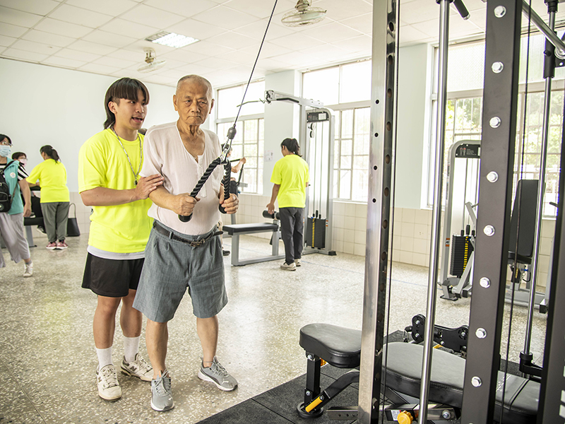 嘉藥學生一對一教導田寮區長者