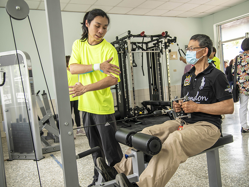 嘉藥學生在田寮高年級銀髮健身俱樂部協助長者使用健身器材