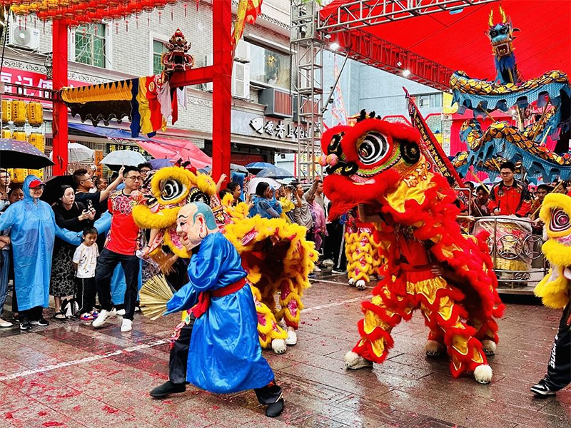 鬥獅舞蹈鑼鼓喧天，現場氣氛熱鬧。（記者楊婉攝）