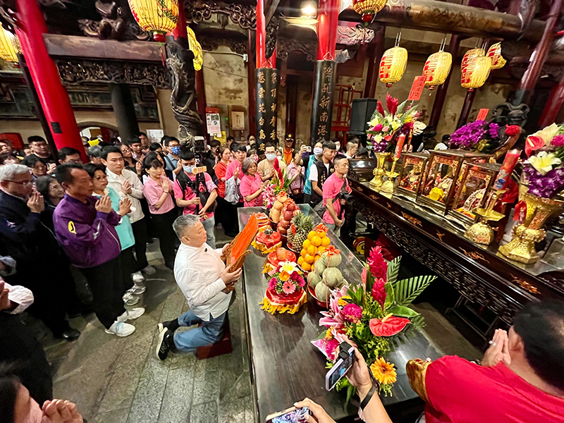 大甲鎮瀾宮董事長顏清標跪讀回駕祝文，再一同恭請媽祖登轎。