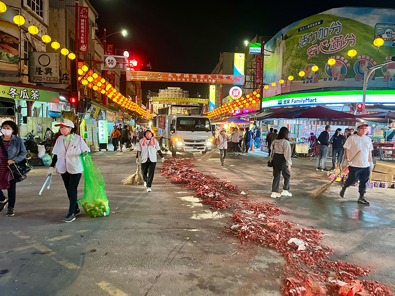 走過的鞭炮碎屑也立即由清潔隊人員清掃，讓街道迅速回歸平常模樣。