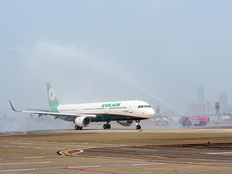 長榮航空即日起提供每日1班高雄-香港飛航服務，並自5月15日增為每日2班，高雄國際航空站特別安排灑水儀式，慶祝長榮航空高雄-香港航線正式啟航。（長榮航空提供）