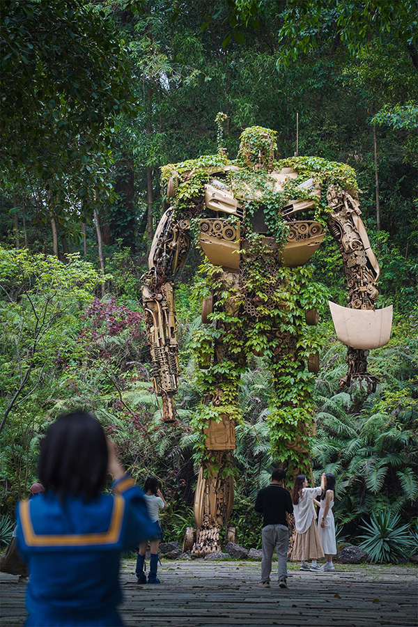 番禺大觀園內被植物所覆蓋的巨大機器人。（記者楊婉攝）