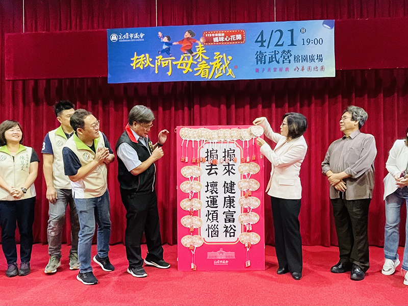 高雄市議會辦理「母親節媽咪心花開」揪阿母來看戲藝文活動，將於本週日晚上熱鬧開鑼，議長康裕成將於活動當日要送給媽媽的神秘禮物小扇御守。（記者吳文欽攝）