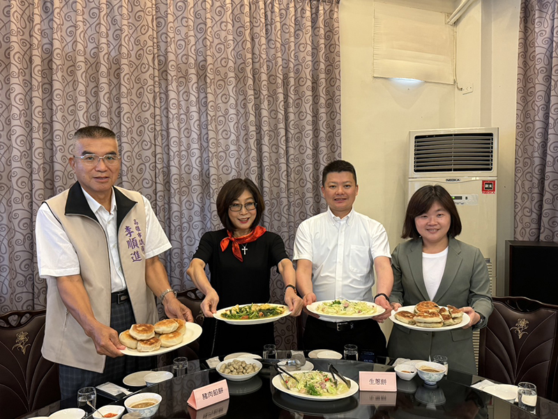 康議長安排大家享用眷村美食，酸白菜豬肉鍋、捲餅、餡餅，搭配色香味俱全的蕃茄菠菜和培根高麗菜，讓飯桌上的笑聲連連。