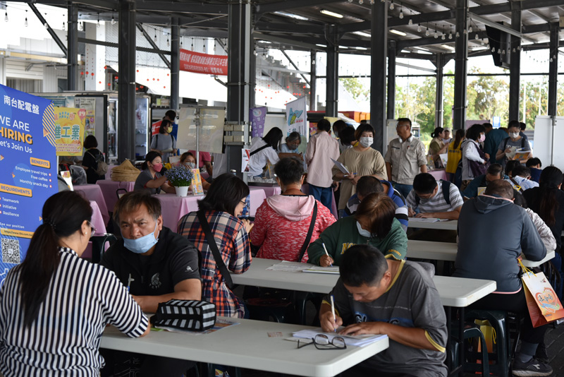 永康就業中心首次在新化果菜市場辦徵才，26家廠商釋出超過1,000個工作機會，吸引不少民眾求職。(圖/雲嘉南分署提供)