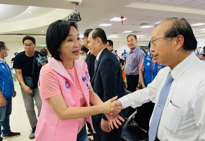 國民黨高雄市黨部新卸任主任委員交接布達典禮，20日下午二時在市黨部六樓舉行，由朱立倫主席主持，立委柯志恩接任高雄市黨部主任委員。（記者吳文欽攝）