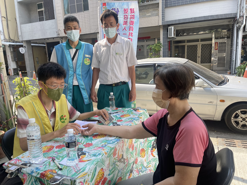 高雄市新興區建華里服務處21日下午在里內建華公園辦理敦親睦鄰活動，邀請鄉親參加各種聯誼活動。（圖/記者吳文欽攝）