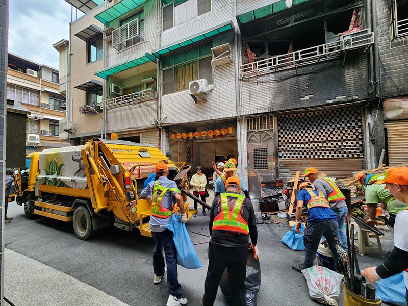 市府跨局處派員清理火警事故現場，康議長肯定市府以同理心與高效率協助受災戶，代表市民向相關局處表達感謝。（記者吳文欽攝）