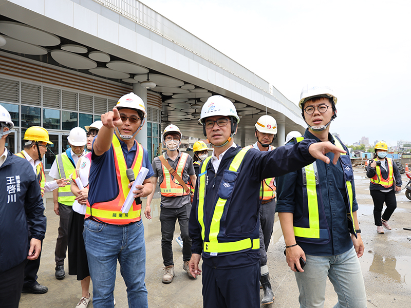 立委李昆澤召開「高雄火車站停車場動線研商及現勘」，邀集地方民代以及相關單位針對車站未來進出站動線、與周邊商圈之連結通道，還有施工進度與招商規劃進行討論及研商。（記者吳文欽攝）