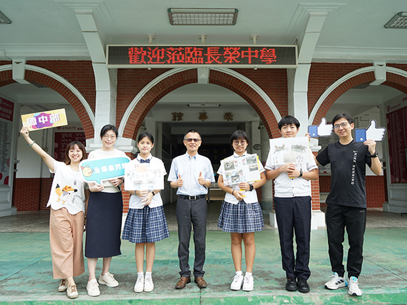 長榮中學校長許德勝(中)與獲得台南市第64屆中小學科學展生物科冠軍的3位同學及指導老師一同合影。(圖/長榮中學提供)