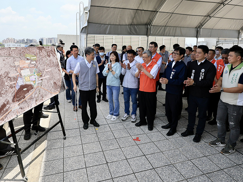 立委林岱樺表示，行政院長陳建仁與陳市長親臨高雄澄清湖北側，仔細聽取未來願景圖，因為這裡即將蓋起國立原住民博物館，正式核定儀式啟動。（記者吳文欽攝）