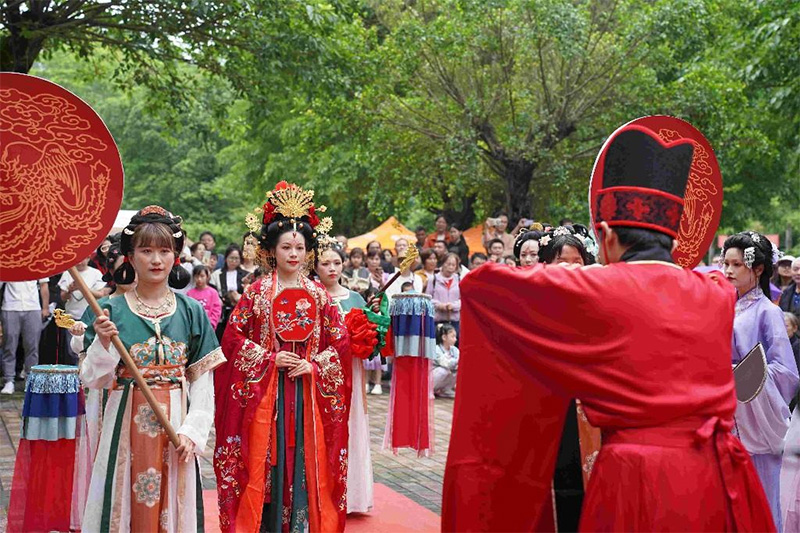 韶關丹霞山景區舉辦首屆漢服文化活動，重現迎新婦的漢服婚禮文化表演。(圖/記者楊婉攝）