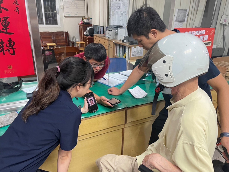 居住在雲林的日籍老翁在嘉義民雄迷路，警方協助聯繫其女兒助其返家。(圖/嘉義縣警察局民雄分局提供)